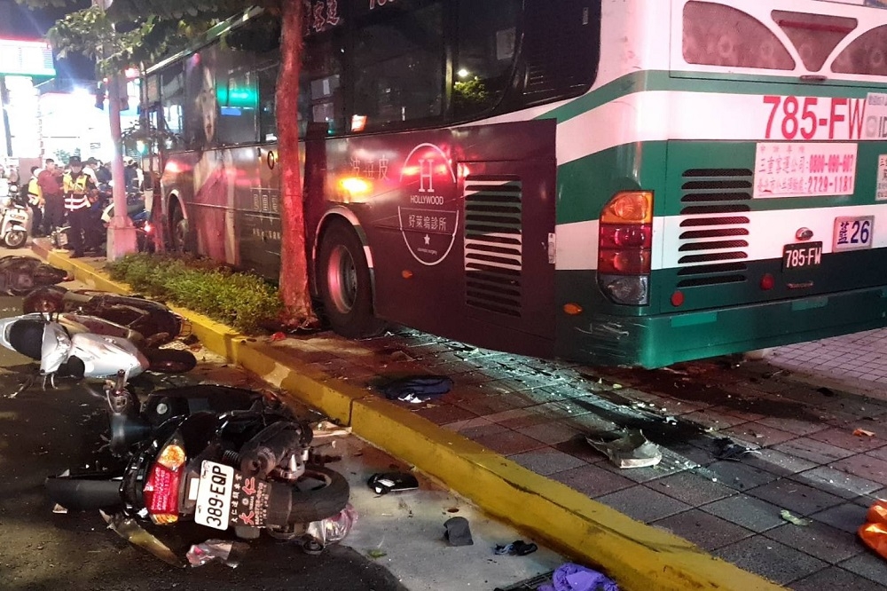 台北市內湖區21日晚間發生大型車會事故，一輛三重客運藍26線公車疑似因司機睡著，撞上人行道，造成24輛機車全毀和一死一傷。（台北市消防局提供）