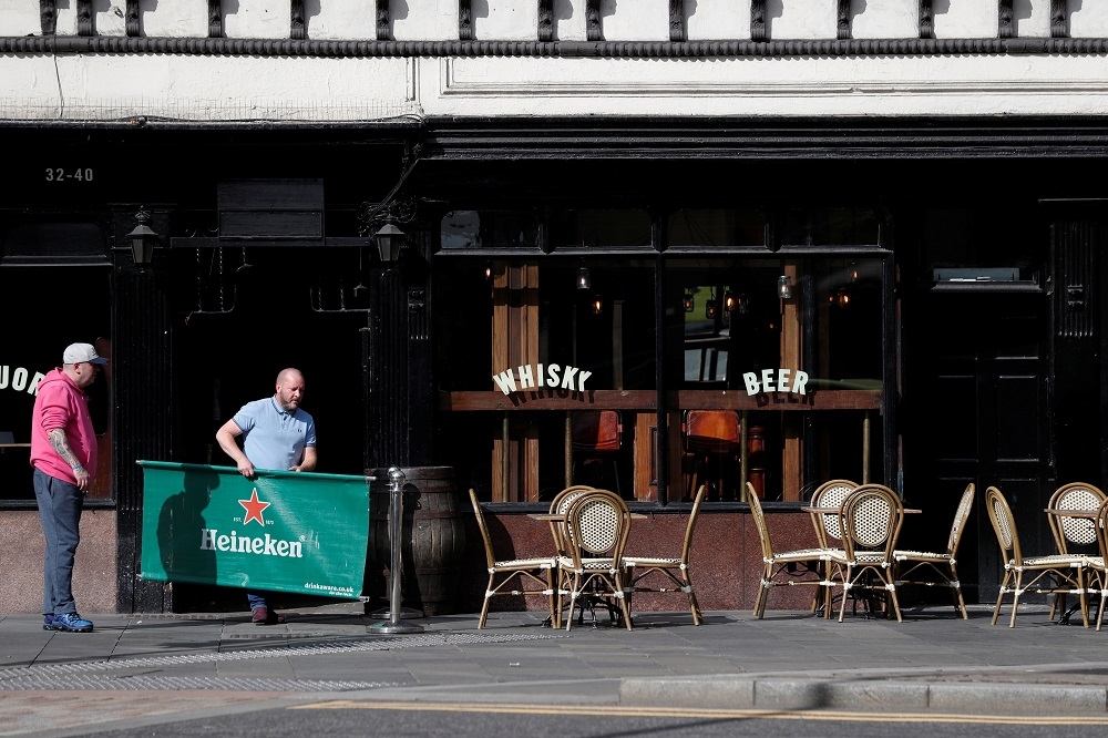英國受第二波新冠疫情影響，政府下令酒吧業者自24日起於晚間10點前結束營業。（湯森路透）