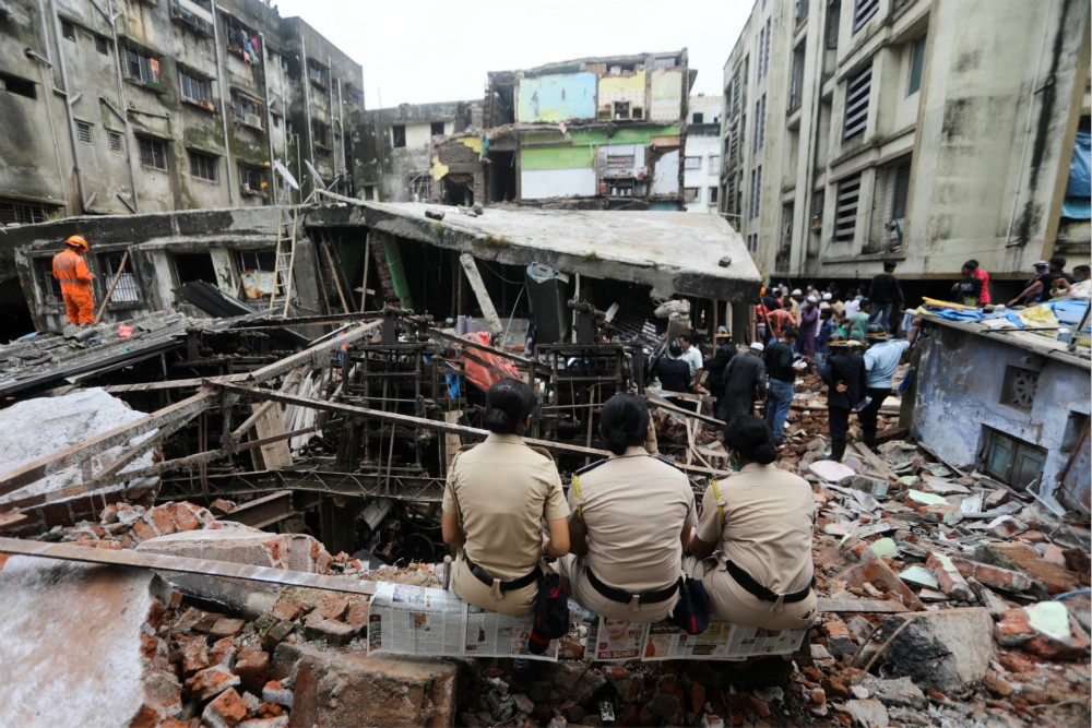 印度孟買郊外一處3層樓公寓發生坍塌，大批救難人員聚集搶救。（湯森路透）