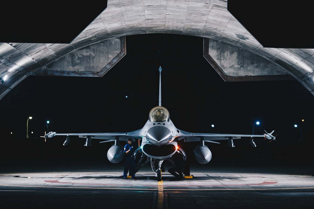 凌晨時，空軍F-16戰機在花蓮待命起飛。（軍聞社提供）
