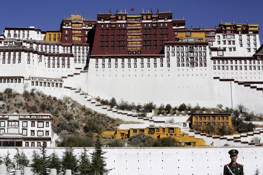 中國大舉推動藏民投身軍事培訓中心。（湯森路透）