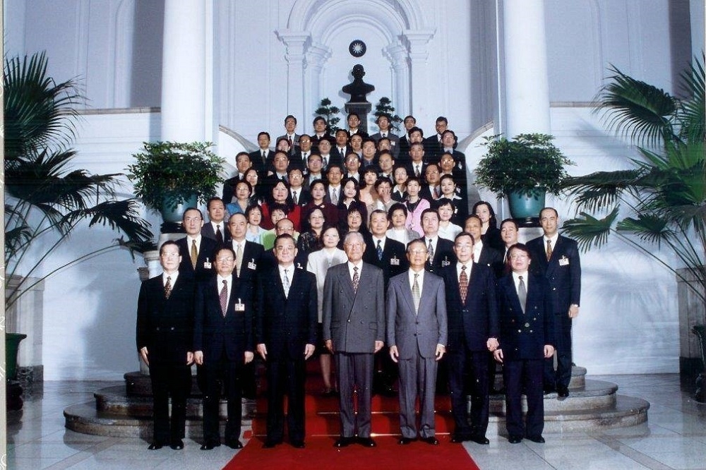 2000年李登輝（中）卸任總統前與國安會主要成員合影，前排右起為張榮豐、時任秘書長殷宗文及前秘書長丁懋時。（取自張榮豐臉書）