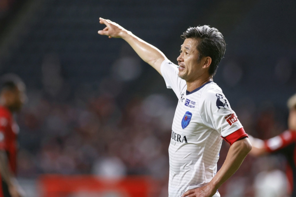 53歲又6個月的日本足球明星三浦知良，刷新J1出場最年長紀錄。（湯森路透）