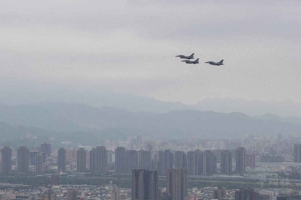 24日凌晨，國軍展開首次國慶預演，空軍雷虎小組AT-3教練機及F-16戰機分別以三機編隊，依序通過台北市區上空。 （國防部提供）