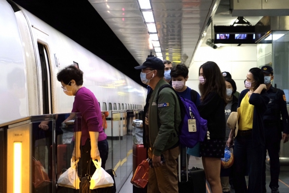 台灣高鐵公司24日宣布再加開南下4班、北上2班列車，並於9月26日凌晨0點起開放購票；此外，疏運期間各車次也將依照旅運特性分別配置3至5節自由座車廂。（資料照片／蔣銀珊攝）