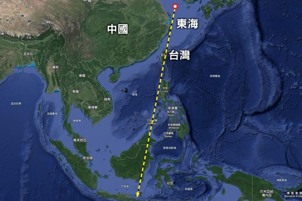 在亞太及台海關係緊張之際，中共刻意公開長征11火箭軌跡通過台灣上空，有挑釁意涵。（設計畫面／取自Google Map）