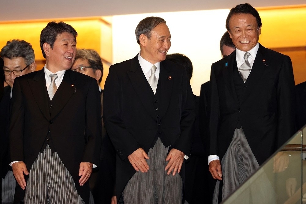 日本新任首相菅義偉(中)雖然不屬於任何派閥，但平常照顧了不少議員後輩。（湯森路透）