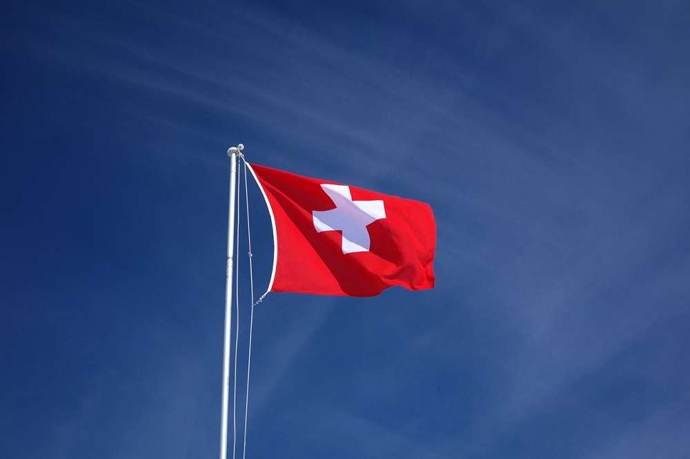 瑞士國旗飄揚。（pixabay）