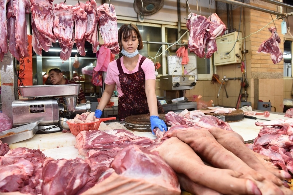 穩定物價小組指出，國內豬肉、鴨蛋、蔬菜及水果價格小跌。（資料照片／張哲偉攝）