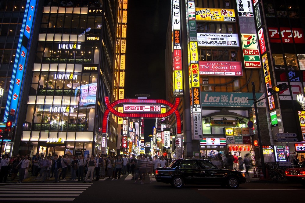 日本東京歌舞伎町（2017 © Jen-Hao Kuo , DSC_0868 @ Flickr, CC BY-SA 2.0.）