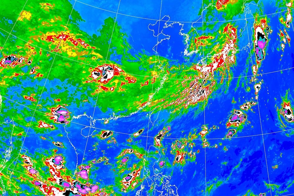 26日清晨迎風面北、北、基有局部降雨，大屯山脈迎風面的雨量明顯多於平地。（取自中央氣象局）

