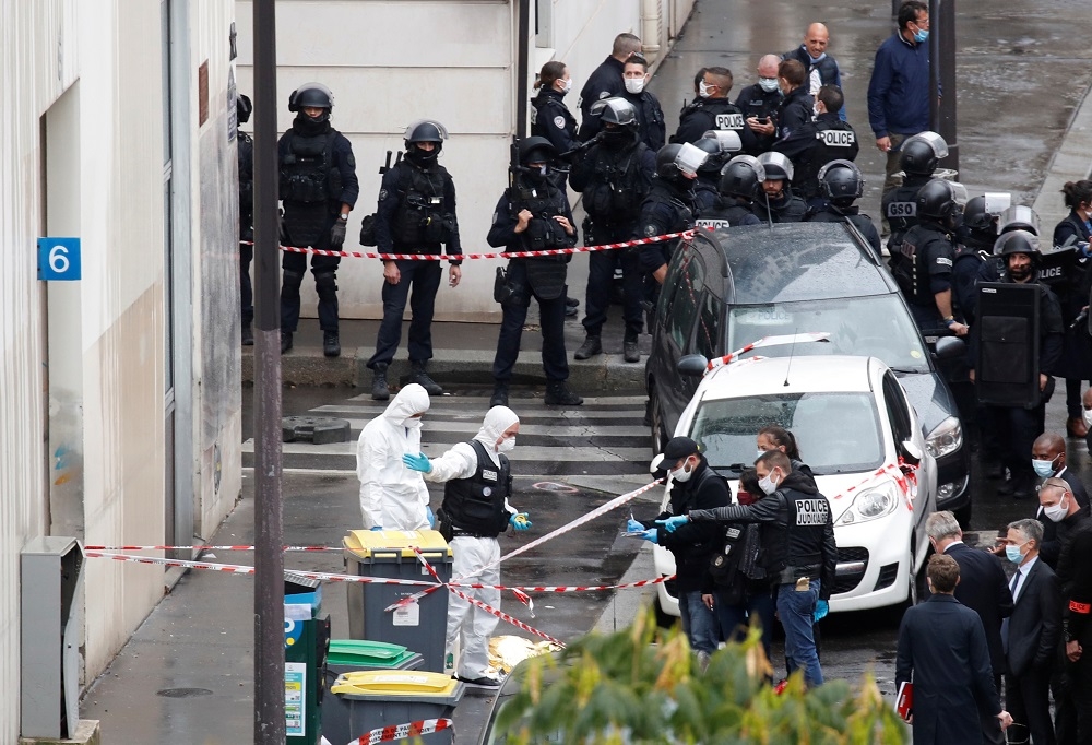 法國《查理周刊》舊址發生恐攻，現場派出軍警消。（湯森路透）
