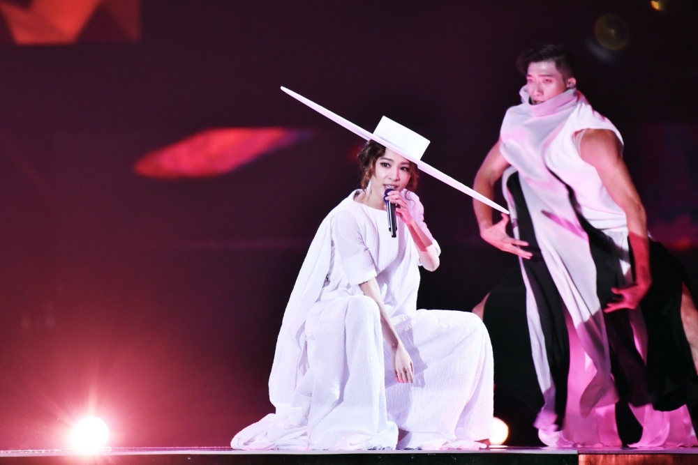 田馥甄「一一」巡迴演唱會25日晚在台北小巨蛋起跑，她出場戴著巨型圓帽一身雪白有如女神降臨。（楊約翰攝）