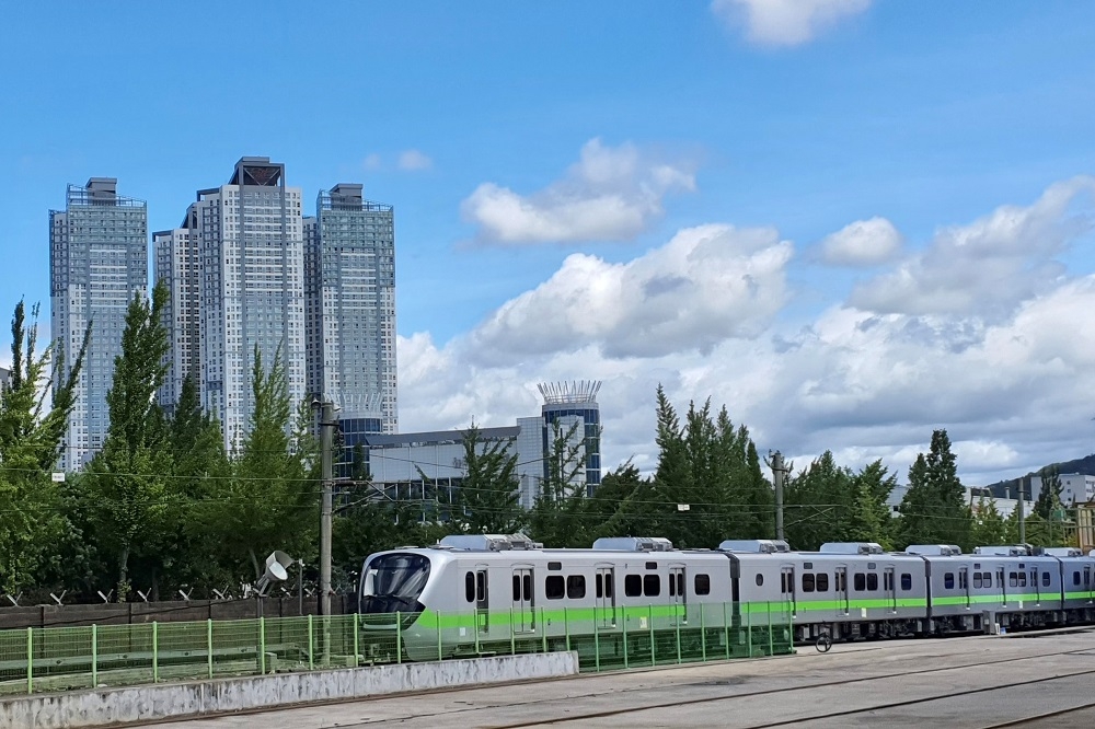 台鐵EMU900型通勤電聯車即將交車，最快可在2021年農曆春節前上路營運。（台鐵局提供）