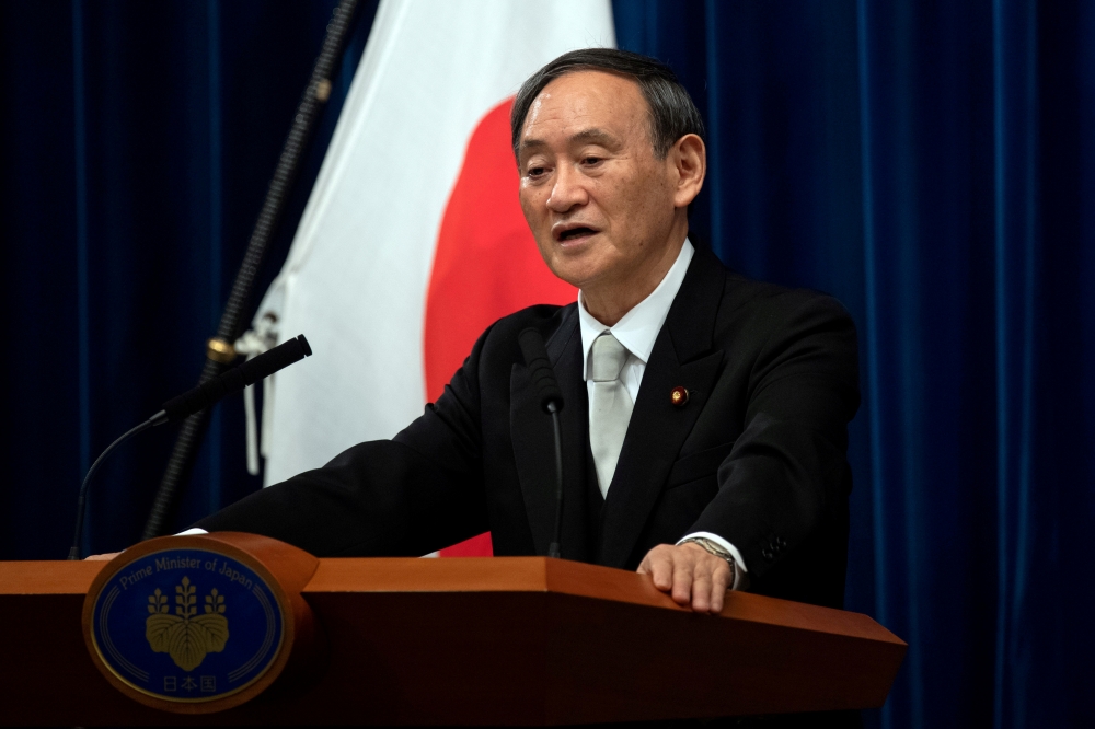 日本首相菅義偉25日電會習近平，未談先前日本邀習訪日一事。（湯森路透）