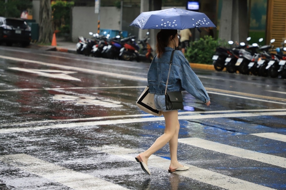 27日北台灣水氣多且整天溼涼，局部地區有大雨。（資料照片／張家維攝）