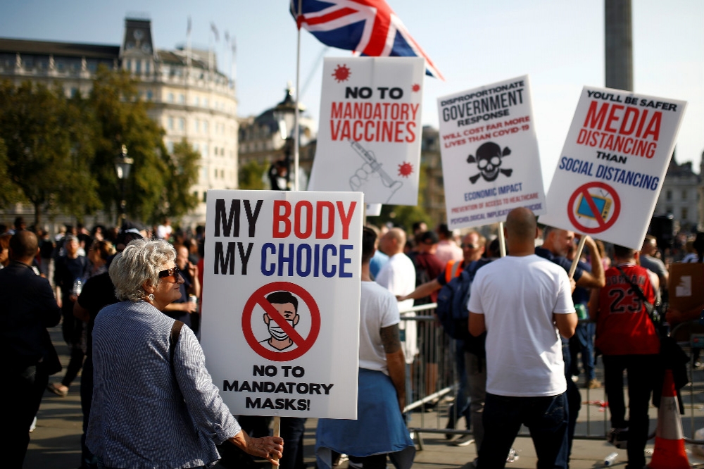 數千名反口罩、反疫苗、反封鎖的英國群眾聚集特拉法加廣場示威。（湯森路透）