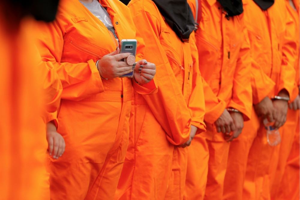 監獄內身穿橘色囚衣的犯人。（湯森路透）