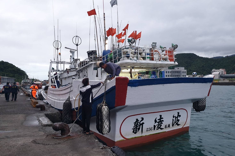 蘇澳籍漁船「新凌波236」27日在釣魚台海域遭日本海上保安廳公務船衝撞，雙方追逐近1小時。（蘇澳區漁會理事長蔡源龍提供）
