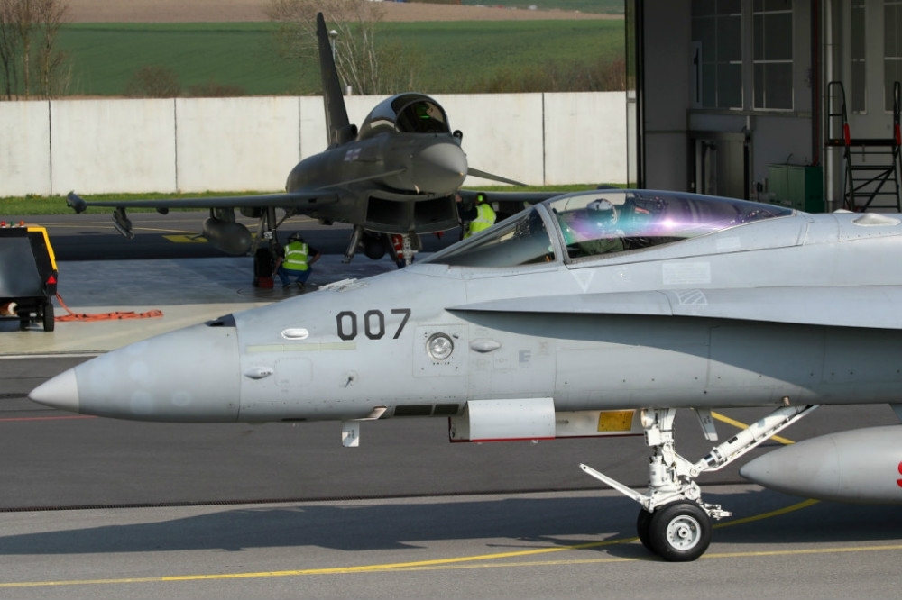 瑞士現役的F/A-18「大黃蜂」戰機（前方）與正在進行測試的颱風戰機（後方）。（湯森路透）