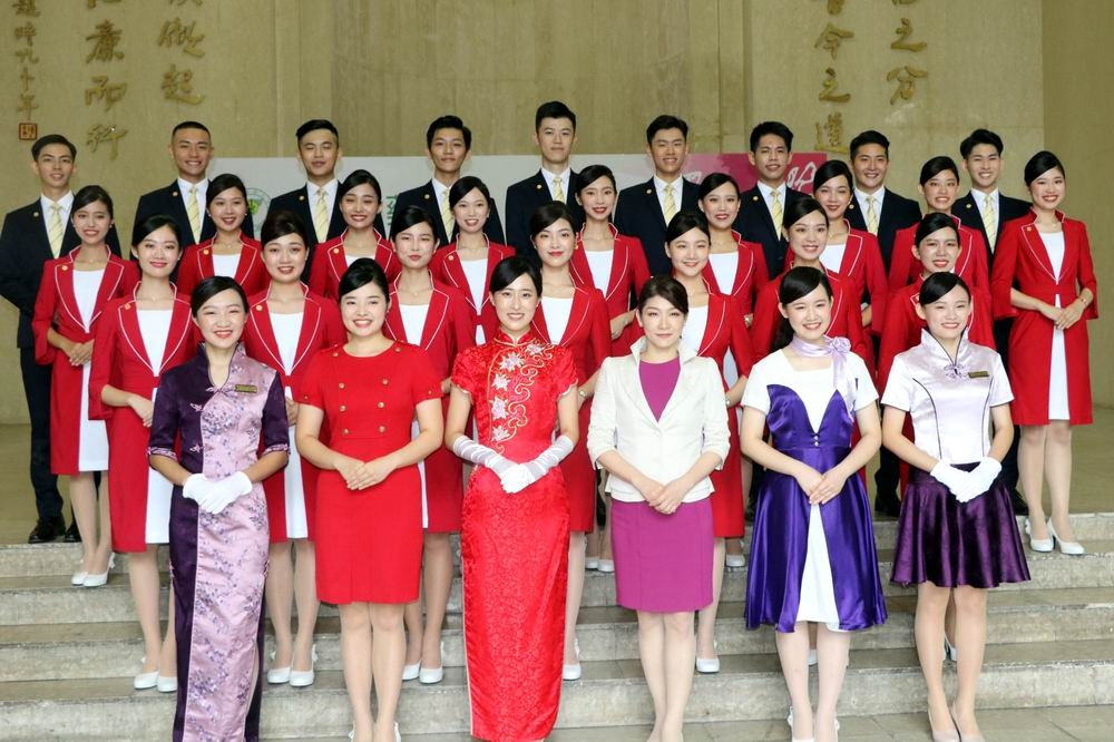 中國醫大「紫薔薇親善大使」擔任國慶禮賓接待。（楊文琳攝）