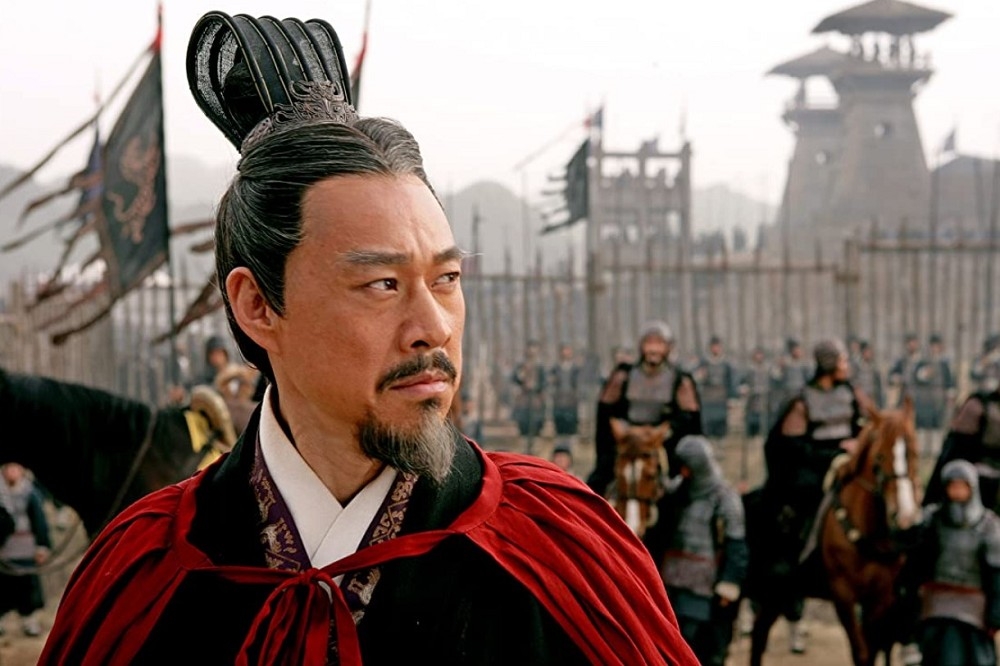 電影《赤壁》劇照，片中飾演曹操的演員張豐毅（取自 IMDb）