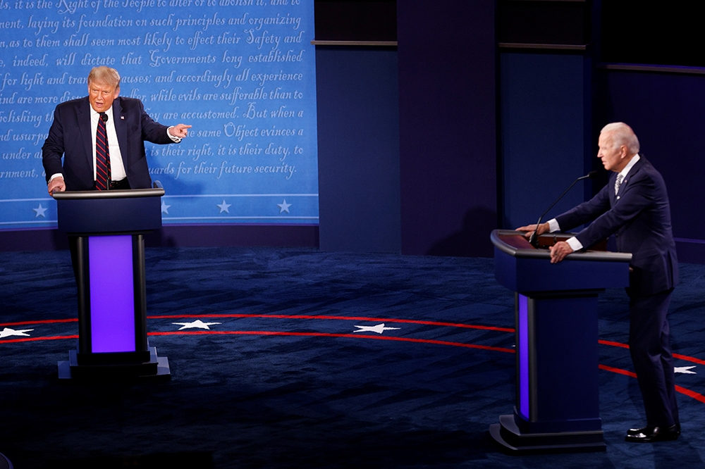 川普（右）與拜登（左）進行首場總統辯論。（湯森路透）