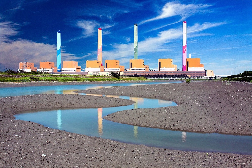台中電廠自今(109)年10月1日正式執行「擴大自主減煤方案」，空污季期間不但限制全廠運轉機組數，甚至進一步限制實際發電量。(台電提供)
