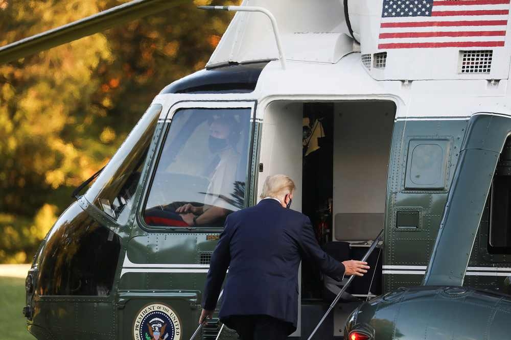 美國總統川普前往沃爾特·里德陸軍醫療中心治療新冠肺炎。（湯森路透）