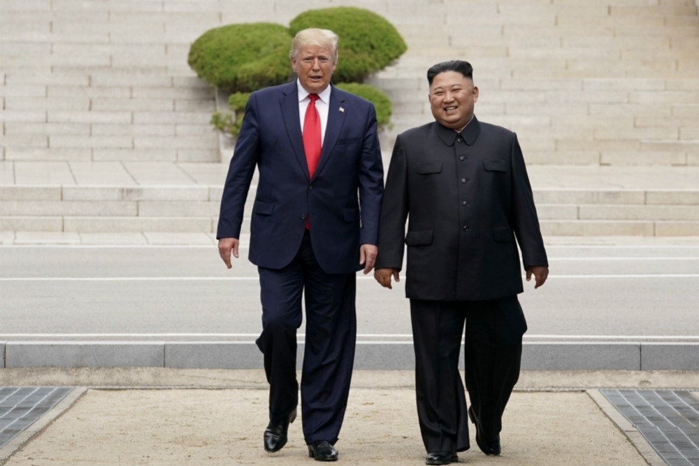 美國總統川普夫婦雙雙確診新冠肺炎，為此，北朝鮮領導人金正恩特地表示慰問，並誠摯希望早日康復。圖為2019年6月30日的「板門店川金會」，為雙方最近一次的見面。（湯森路透）