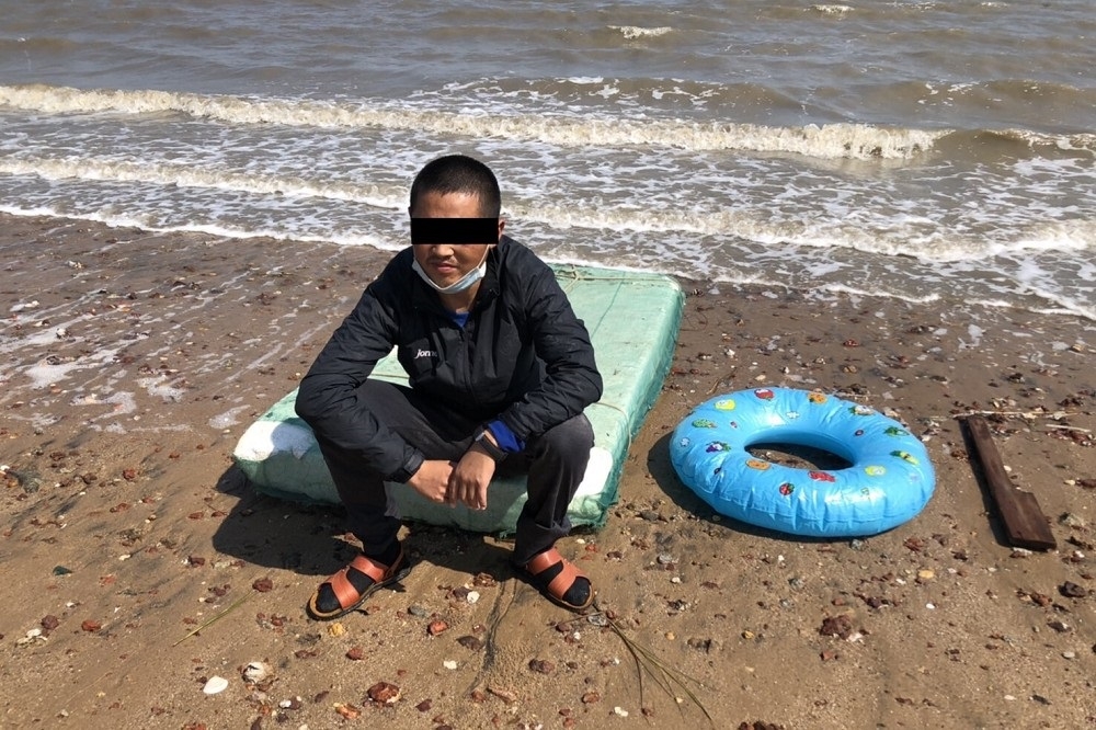 一名中國籍男子在2日上午搭乘保麗龍浮具，非法偷渡至金門海域，被第九（金門）岸巡隊緝獲。（海巡署提供）