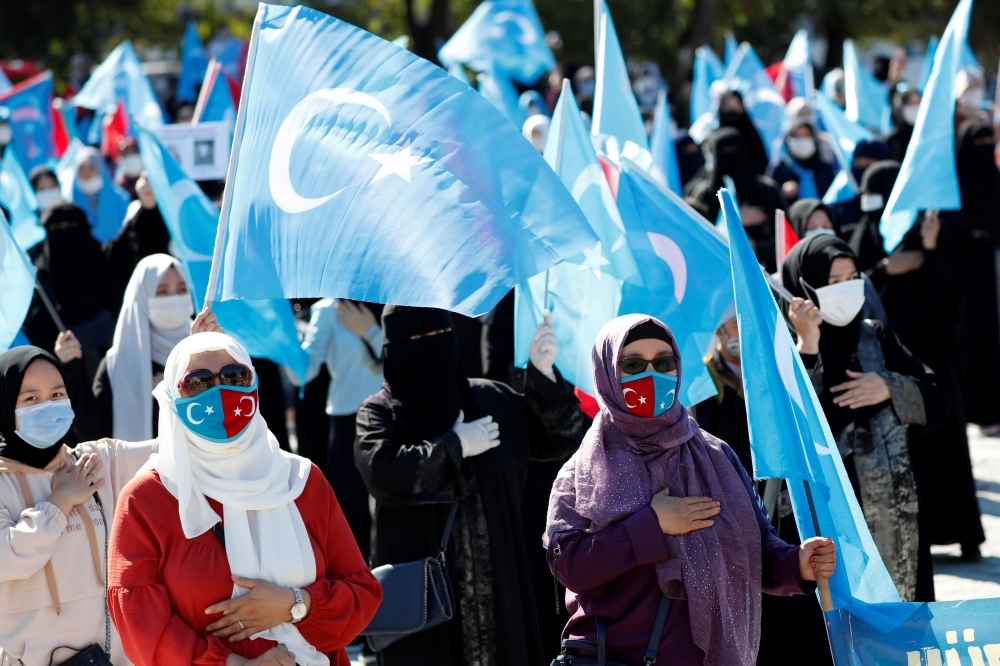 維吾爾族人在土耳其遊行示威抗議中國，揮舞著東突厥斯坦旗幟。（湯森路透）