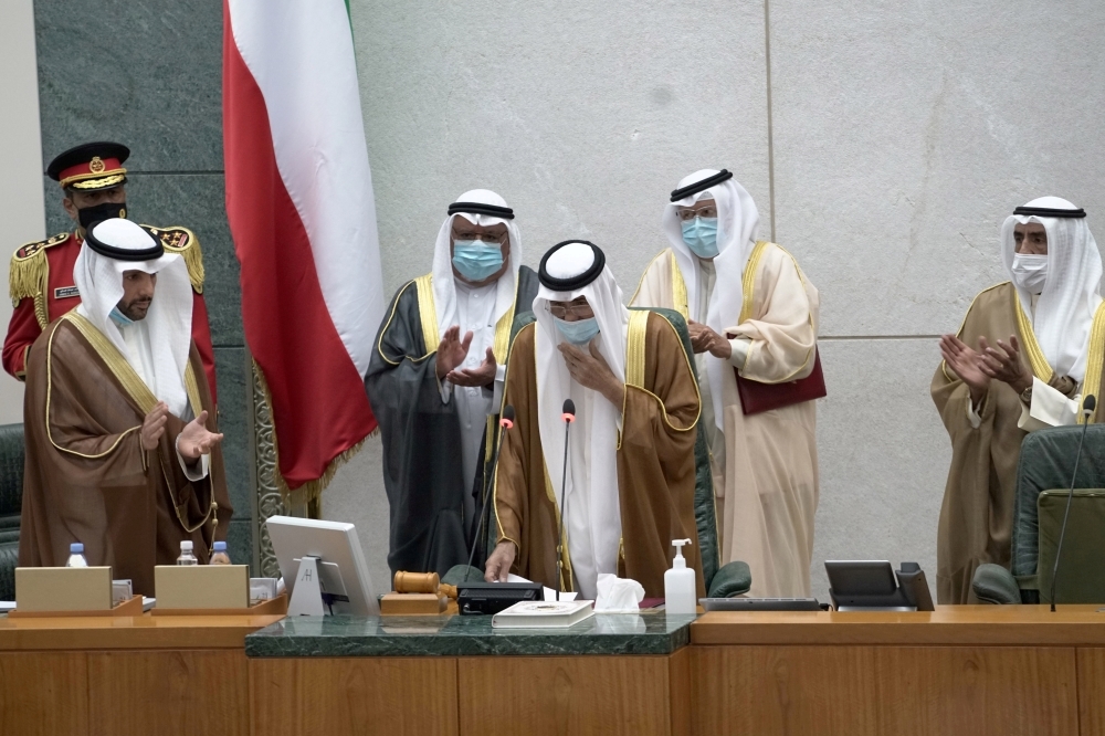 納瓦夫（Sheikh Nawaf al-Ahmad Al-Sabah）（左三）宣誓就職埃米爾。（湯森路透）