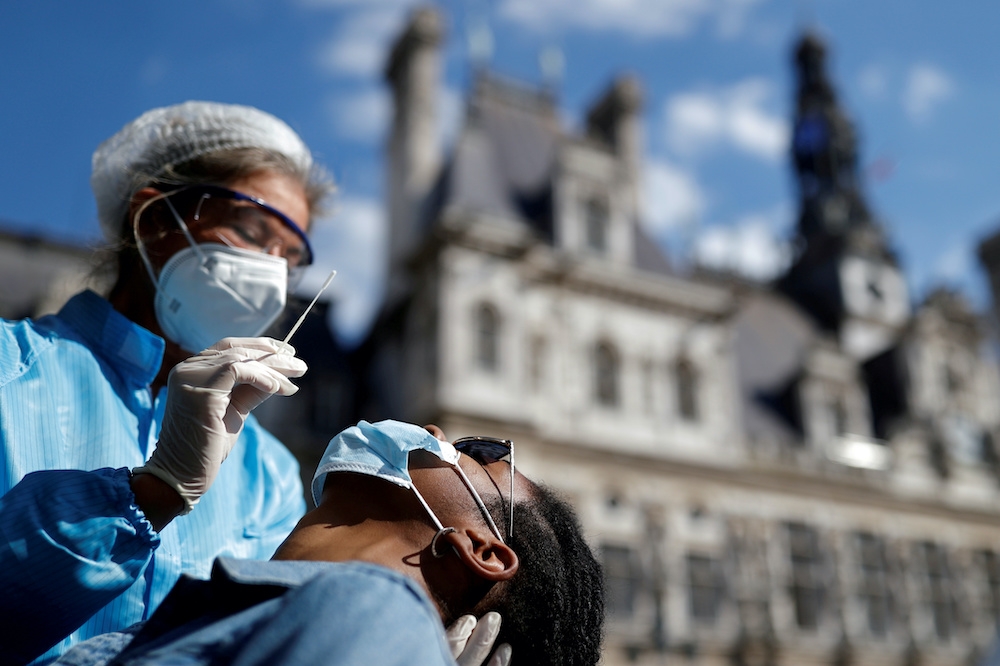 9月2日在巴黎市政廳前進行新冠疫苗試驗。（湯森路透）