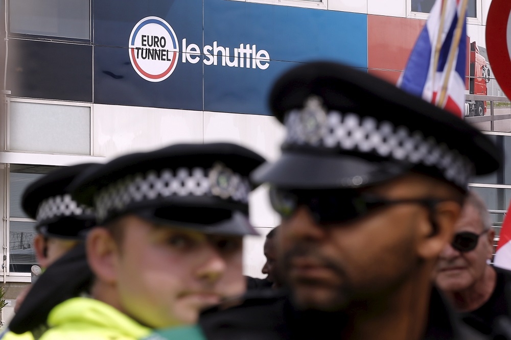 英國警察加強港口安全守備，以防止非法偷渡難民入境。（湯森路透）