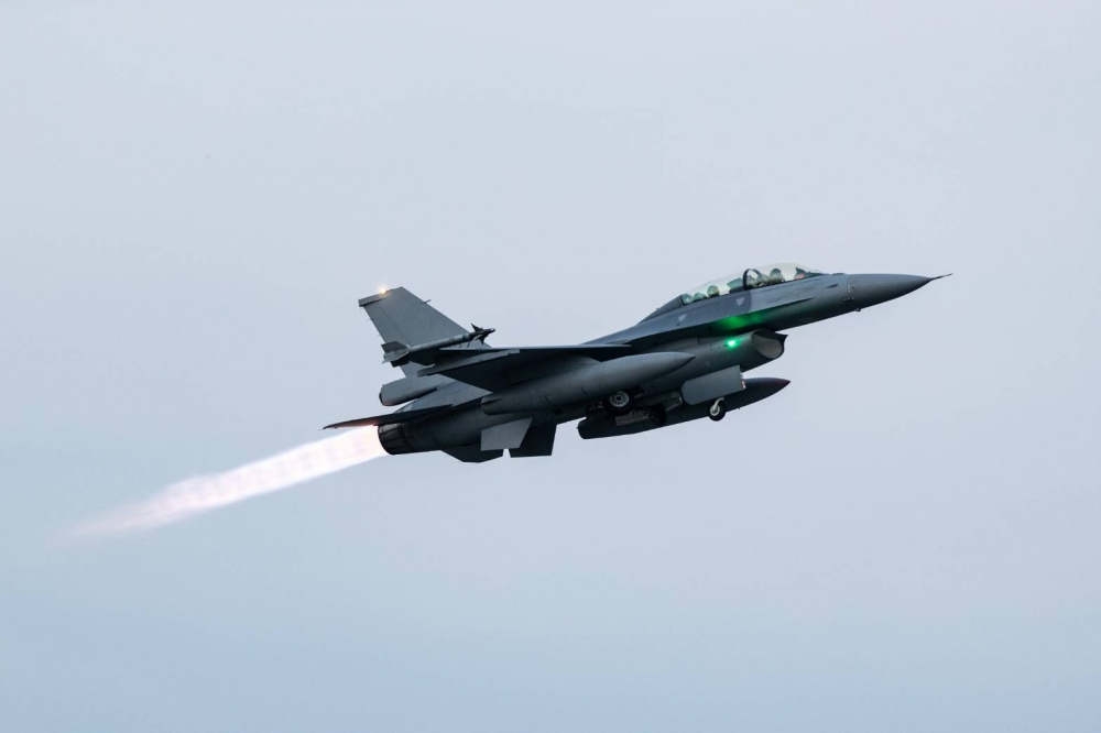 國防部公布2020年已派遣空中戰巡4132架次執行任務，以每小時百萬成本估計，已花上至少41億元；圖為F-16V戰機緊急升空演訓。（軍聞社提供）