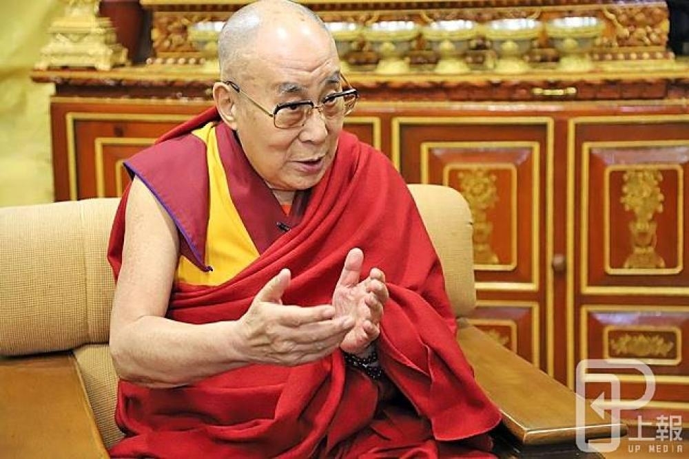 達賴喇嘛說，台灣一名清華大學教授要邀請他到清華大學演講，不是以宗教名義，而是以達賴喇嘛「教授」的名義邀請。（資料照片／羅佳蓉）