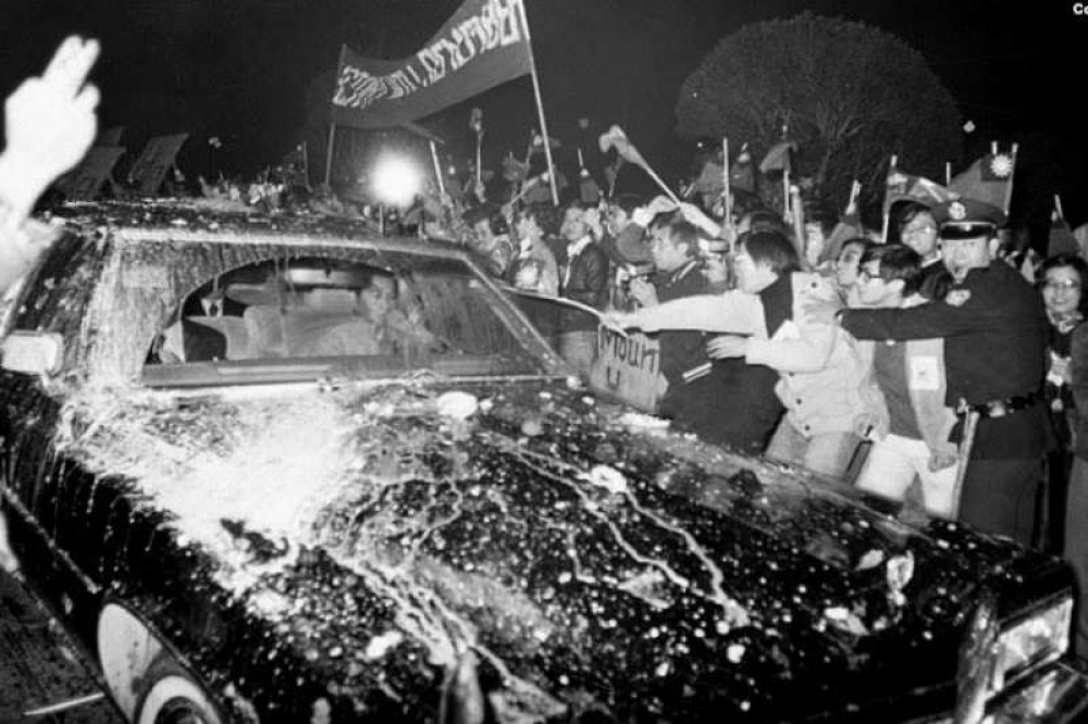 象徵美台斷交給台灣帶來「憂憤的總和」的一張照片。1978年12月下旬，奉總统卡特之命來台諮商斷交後續事宜的美代表團乘坐的轎車，被激動的民衆「蛋洗」。（圖片摘自網路）