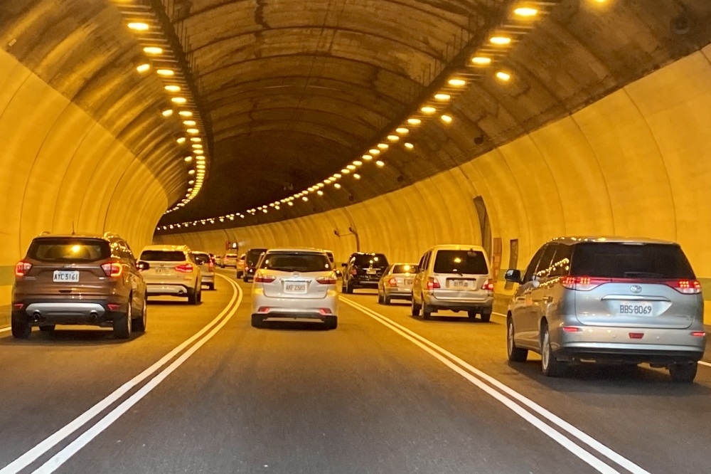 國慶連假首日，民眾紛紛出遊，高速公路局也預測6個易塞車路段。圖為國5雪山隧道，僅示意。（資料照片／張哲偉攝）