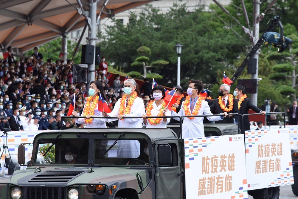 為台灣防疫付出辛勞的「防疫英雄車隊」搭乘悍馬車出場，接受國人喝采。（蔣銀珊攝）