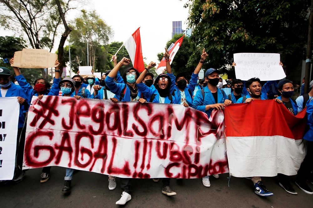 印尼勞工不滿新法連日示威。（湯森路透）