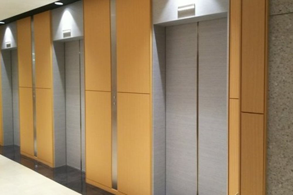 專家建議，一棟大樓最少要有兩部電梯。（好房網News提供）