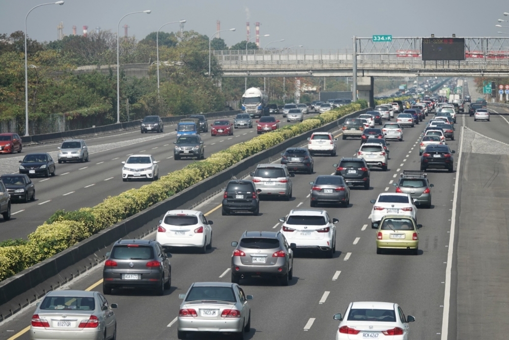 高公局預估11日北上9大路段恐車多壅塞，北向交通量達63百萬車公里，為平日年平均1.5倍。（資料照片／羅佳蓉攝）