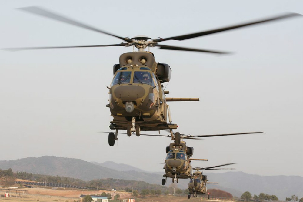 三架國產「完美雄鷹」直升機執行飛行任務。（圖片取自南韓陸軍）