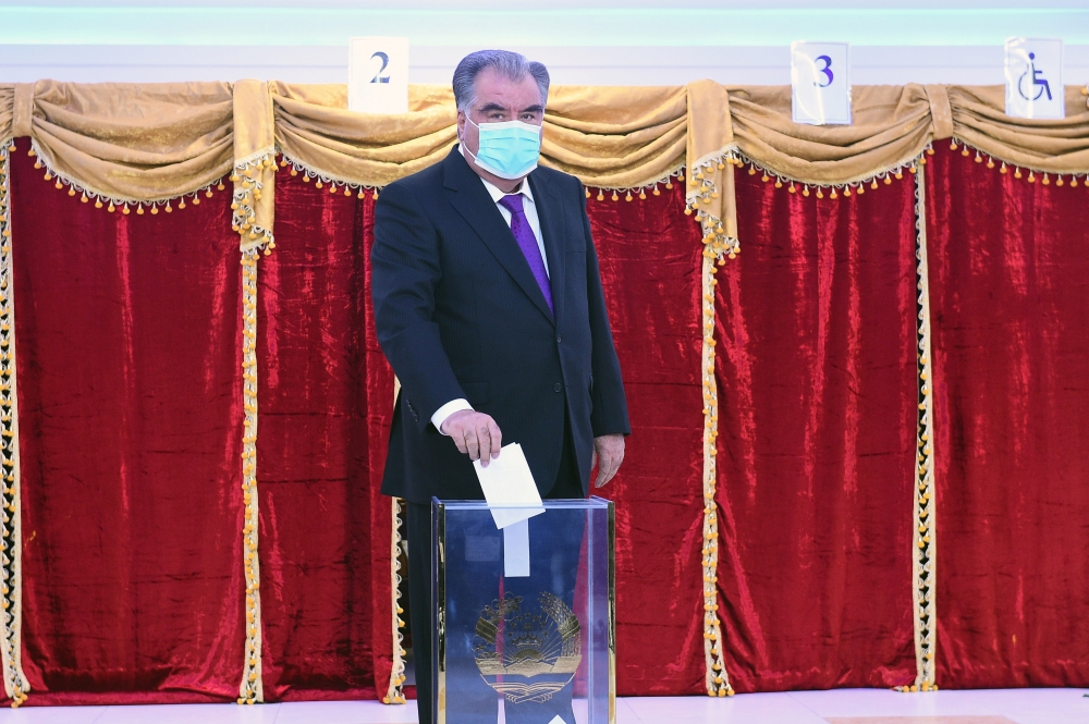 中亞國家塔吉克11日舉行總統大選，圖為現任總統拉赫蒙現身投票所。（湯森路透）