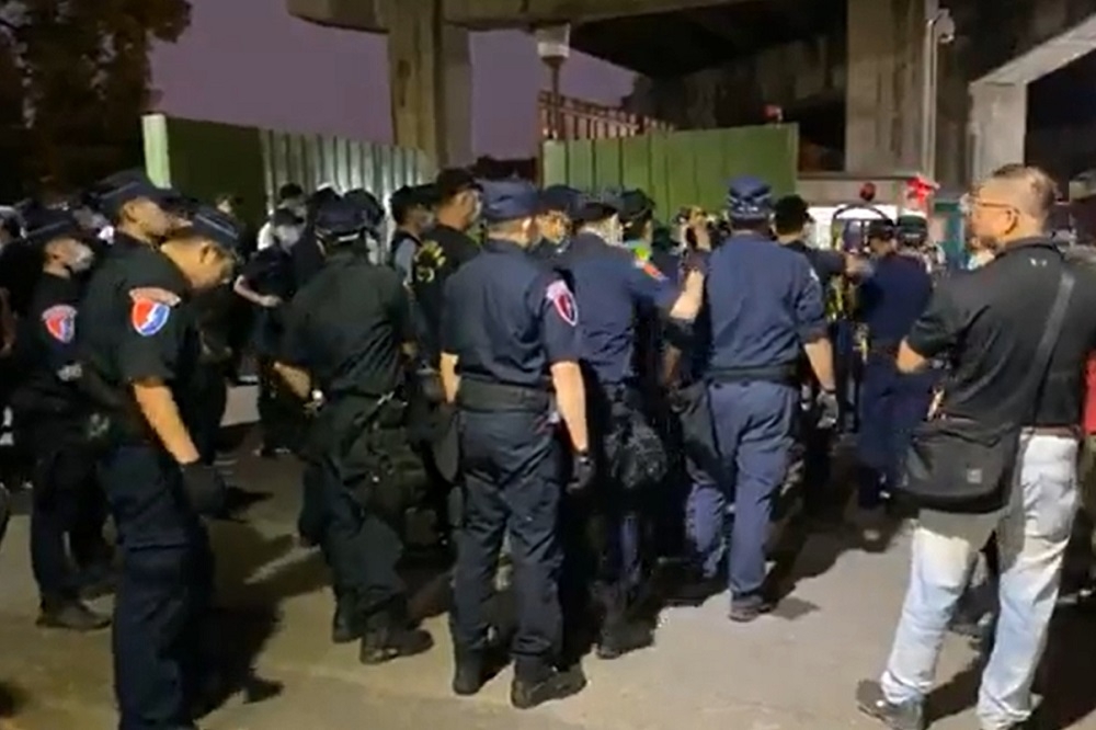台南鐵道局突然在凌晨強制執行鐵路地下化東移案，13日凌晨聯合警消展開強勢拆除，現場爆發多次衝突。（取自陳椒華臉書直播畫面）