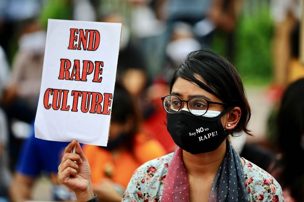抗議人士舉起「終結強姦文化」的手牌。（湯森路透）