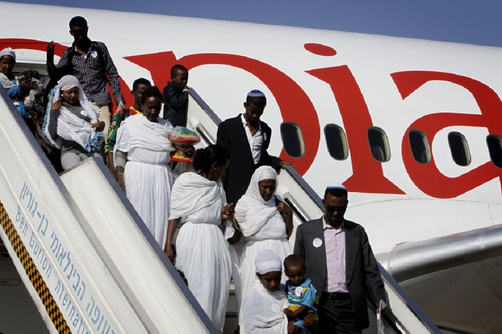 2月首批衣索比亞猶太人乘機移民以色列。（取自Children of Peace推特）