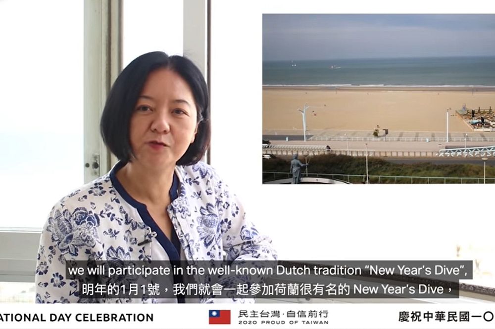 我國駐荷蘭代表陳欣新在雙十節，承諾代表處臉書粉專有1萬個讚，就參加2021年1月1日荷蘭著名的跳海活動。（取自Taiwan in the Netherlands 臉書）