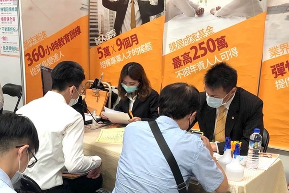 因疫情趨緩，永慶房屋今年首度前進就業博覽會，並推出「先到職再當兵」計畫。（好房網News提供）